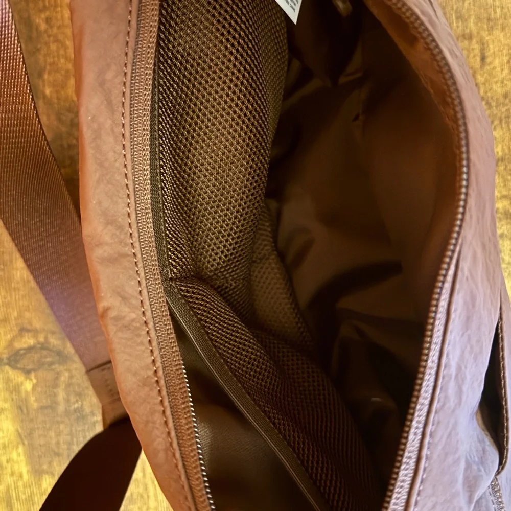 Lululemon Slouchy Sling Bag 6L - Picture 3 of 3